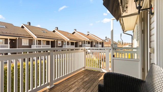 Balkongen på 7
m² har god plass til en sittegruppe. Her er det gode solforhold på sommerstid.