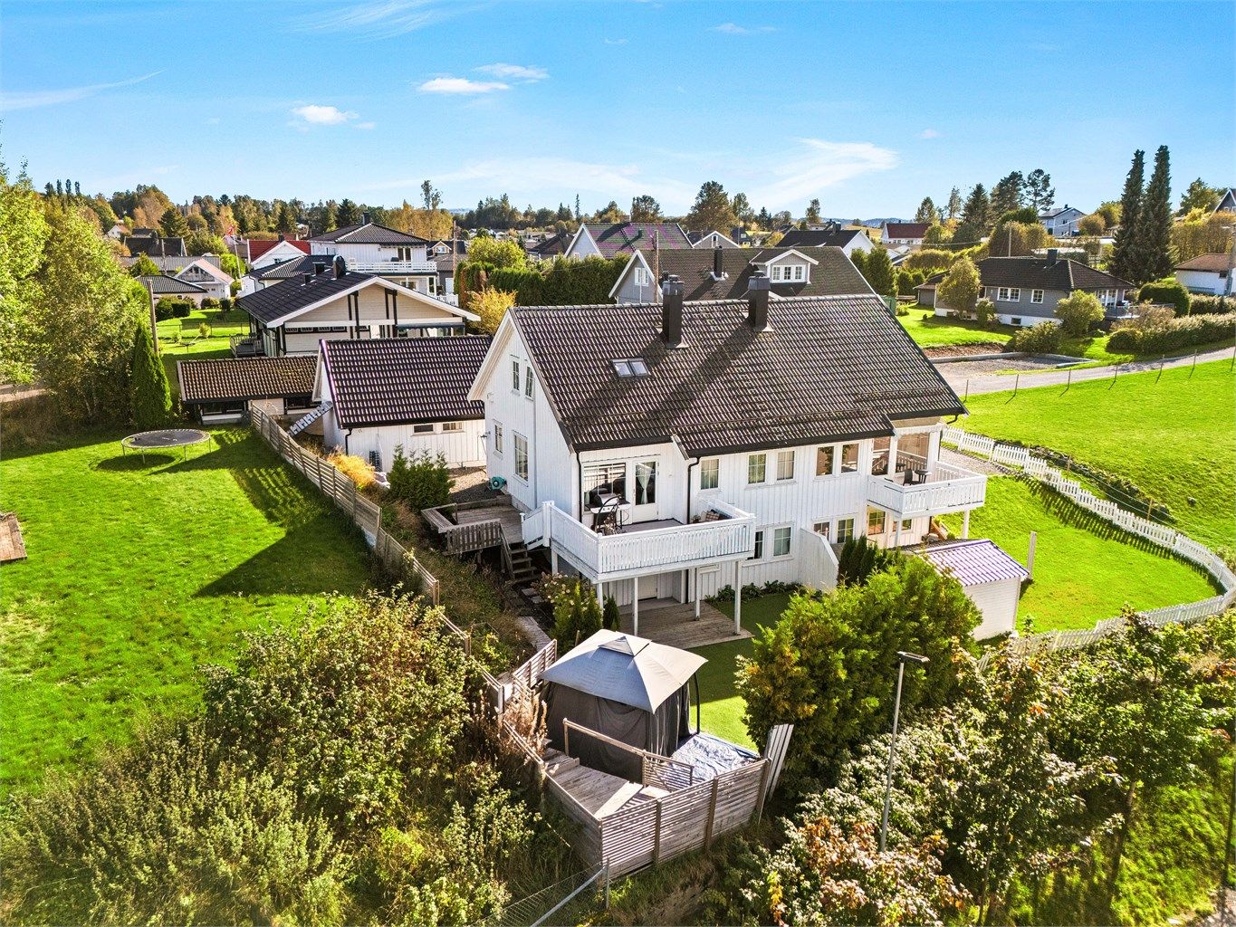 Varme dager kan nytes på flere uteplasser – enten på den solrike verandaen utenfor stuen (ca. 17 kvm), terrassen utenfor kjellerstuen (ca. 15 kvm), eller ved det hyggelige inngangspartiet. Hagen er pent opparbeidet og innbyr til både lek og avslapping.