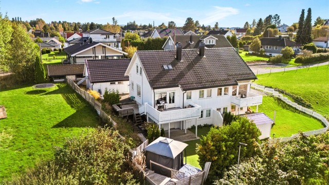 Lørenfaret 12 har flere uteplasser – enten på den solrike verandaen utenfor stuen (ca. 17 kvm), terrassen utenfor kjellerstuen (ca. 15 kvm), eller ved det hyggelige inngangspartiet.