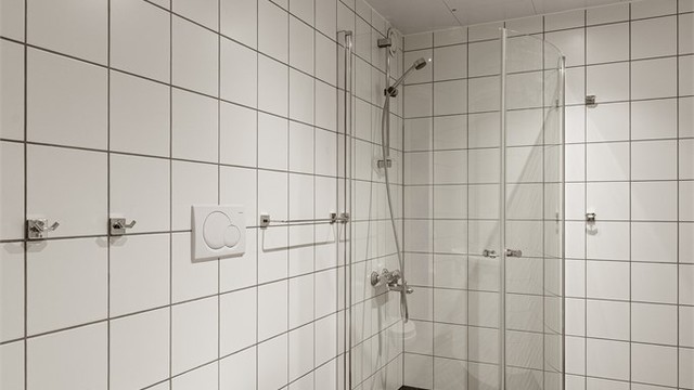 Dusjdører er helt nye og ikke vært i bruk