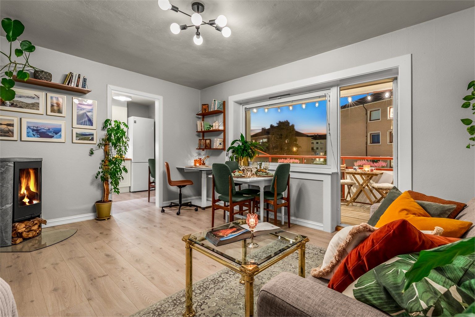 Stuen har en arealeffektiv planløsning med plass til både sofagruppe, spisebord, alkove og hjemmekontorhjørne. 