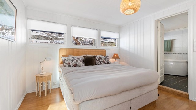 Hovedsoverom med adkomst til bad
