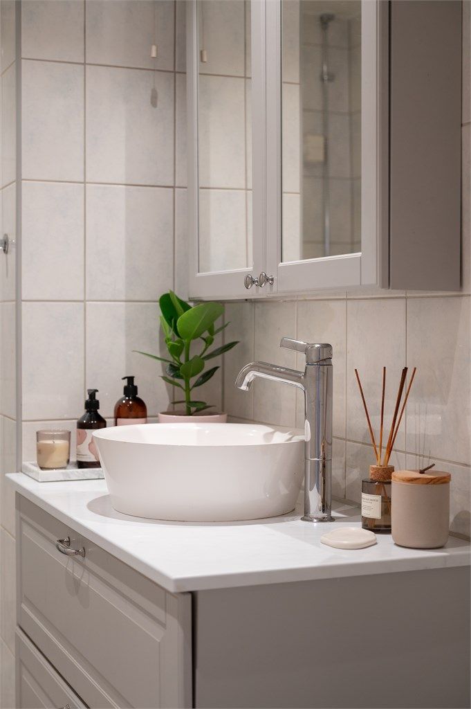 Baderomsinnredning med heldekkende servant og speilskap for oppbevaring.