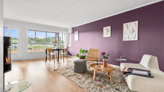 Det er god plass til både sofagruppe og spisebord på stuen