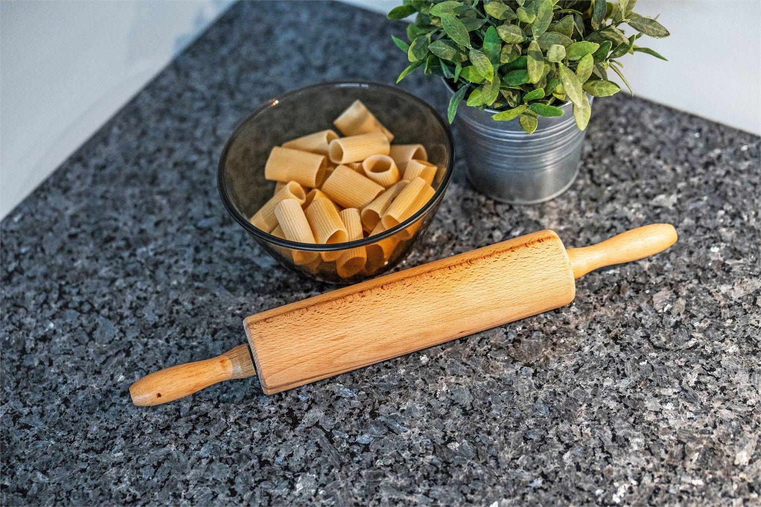 Benkeplaten er av stein.