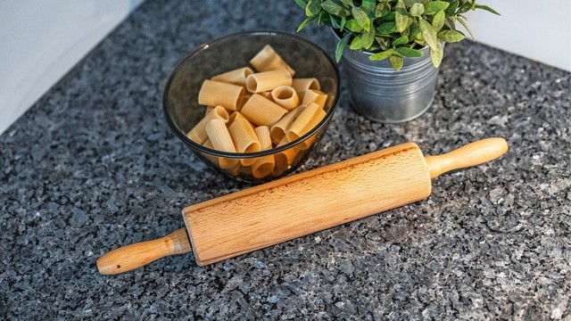 Benkeplaten er av stein.