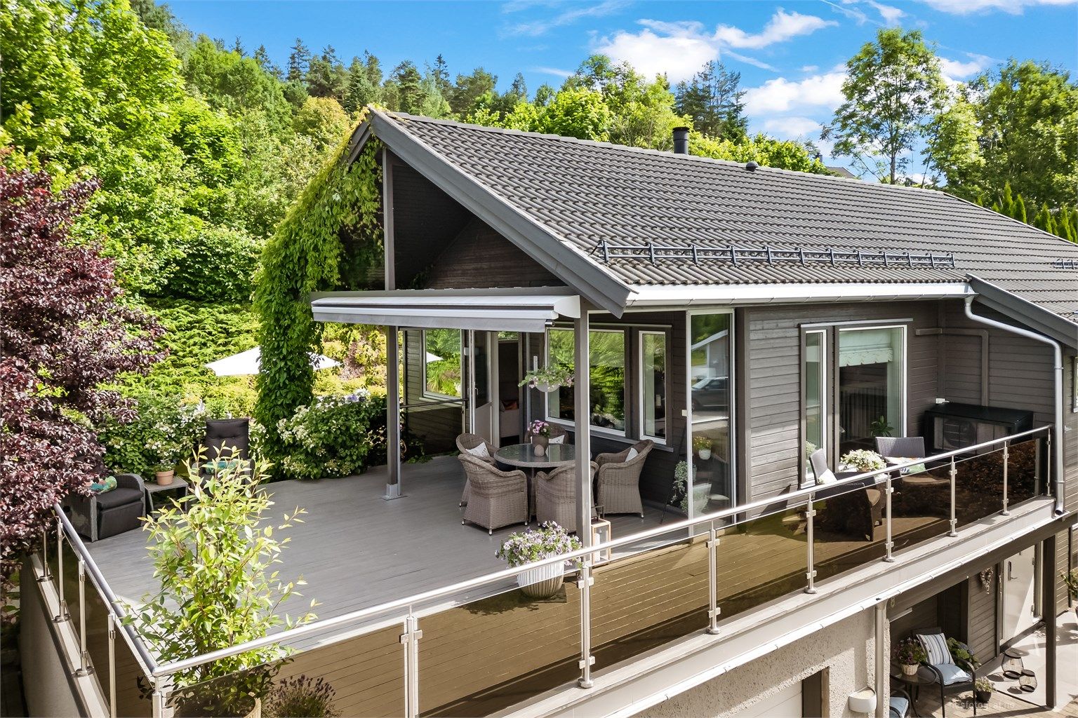 Takterrassen fungerer som en flott forlengelse av stuen i sommerhalvåret.