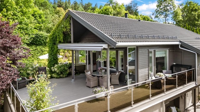 Takterrassen fungerer som en flott forlengelse av stuen i sommerhalvåret.