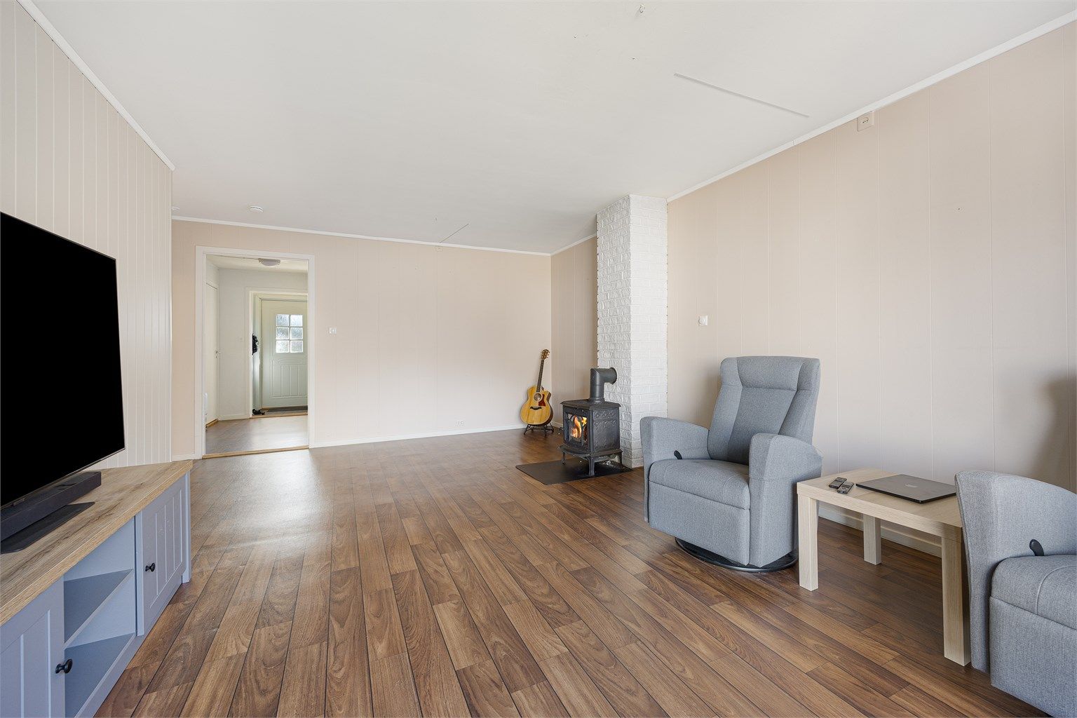 Gjennomgående laminatgulv i stue og gang. Takhøyden i rommet er målt til ca. 2,38 meter.