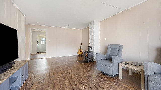 Gjennomgående laminatgulv i stue og gang. Takhøyden i rommet er målt til ca. 2,38 meter.