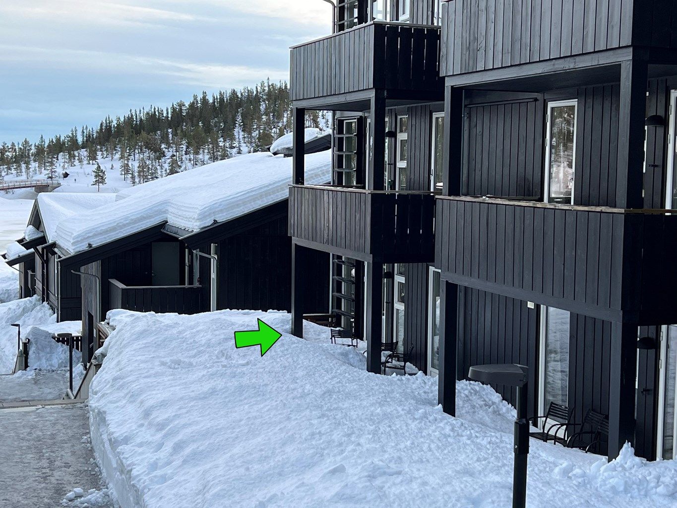 Leilighet 5217 er tilbaketrukket beliggende fra gangstien med terrasseplatting og plensone.