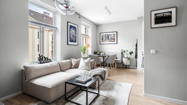 Tom Martinsen har gleden av å presentere Omsens Gate 2A! Foto: Peter Futo v/Cool Pics AS.