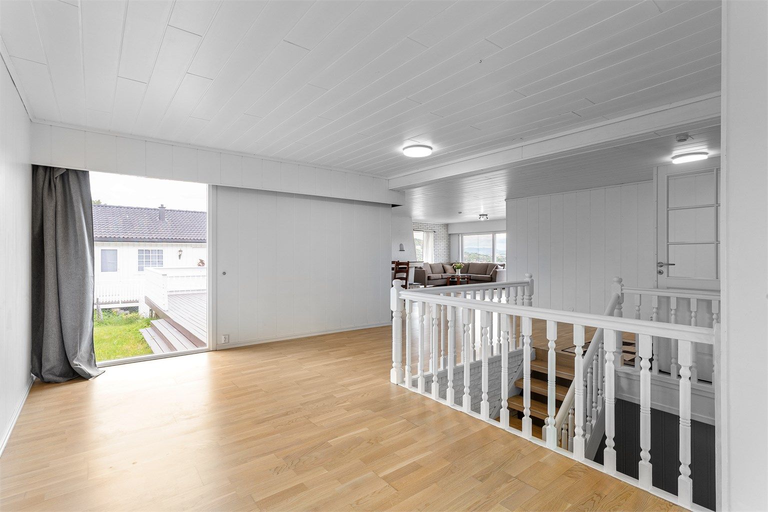 Fra hallen i første etasje er det trapp ned til underetasjen.