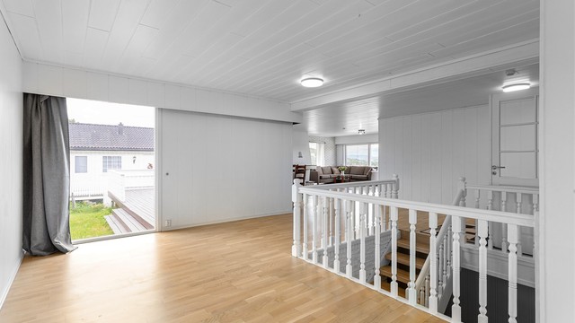 Fra hallen i første etasje er det trapp ned til underetasjen.