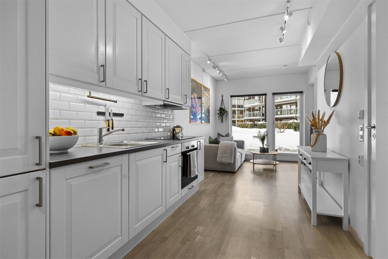 Velkommen til Romsaas Allé 11! En moderne 3-roms leilighet fra 2018 med åpen stue- og kjøkkenløsning.