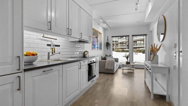 Velkommen til Romsaas Allé 11! En moderne 3-roms leilighet fra 2018 med åpen stue- og kjøkkenløsning.