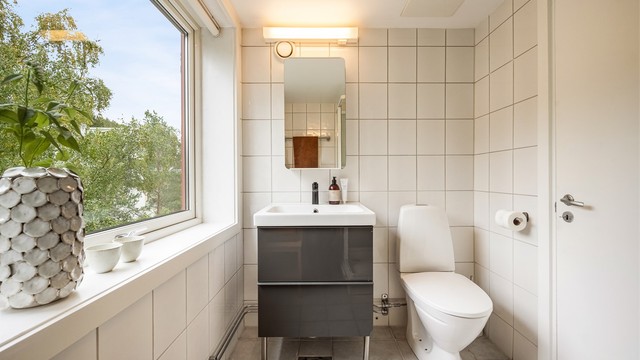 Et stort vindu gir rommet godt med naturlig lys og mulighet for lufting.