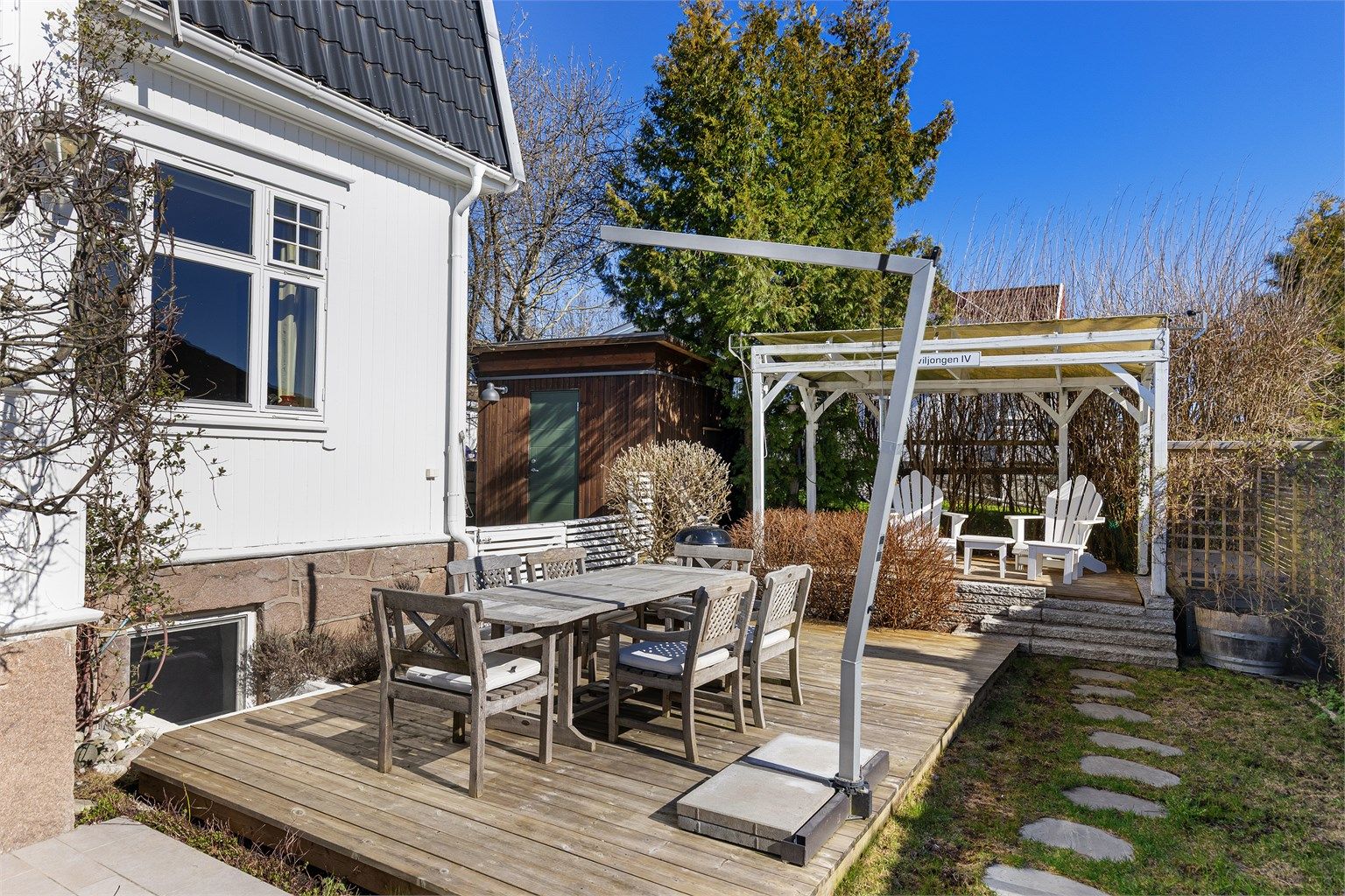 Terrasseplatting med god plass til spisebord og grill