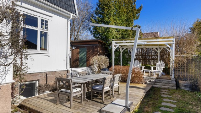 Terrasseplatting med god plass til spisebord og grill