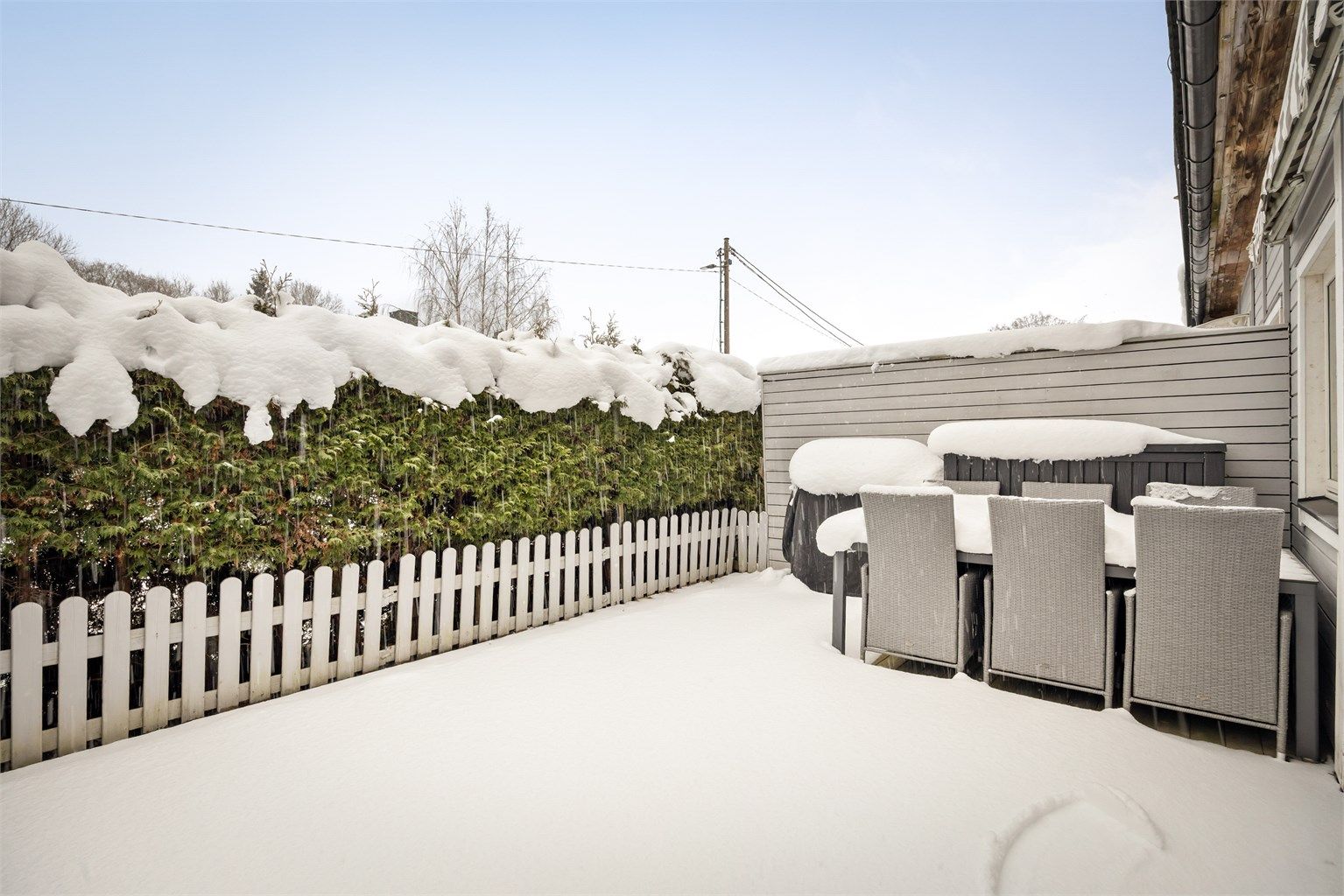 Fra stuen er det utgang til en markterrasse