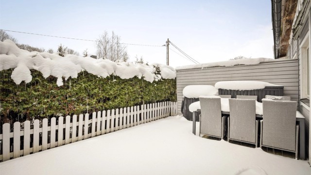 Fra stuen er det utgang til en markterrasse