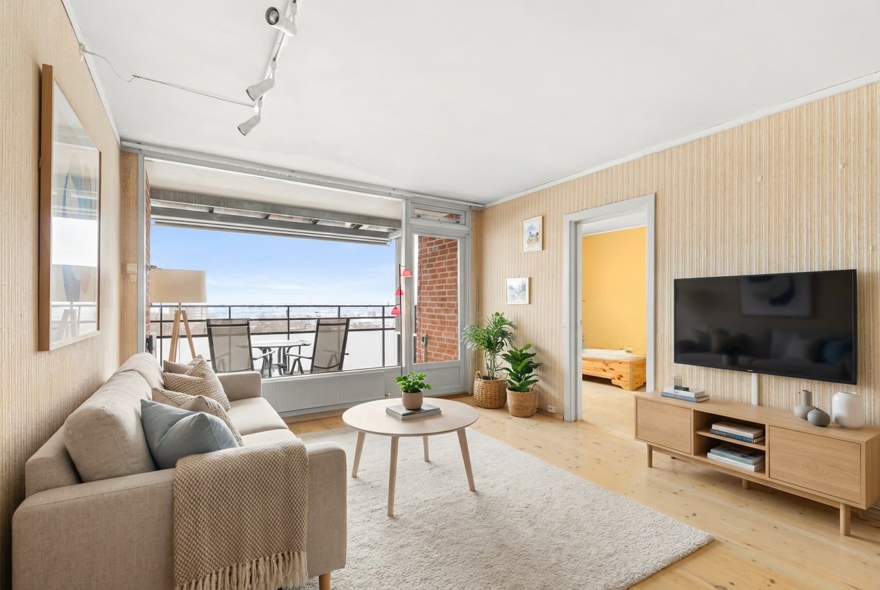 Stuen er av god størrelse med plass til sofa, salongbord og TV-seksjon. (Stylet med AI)