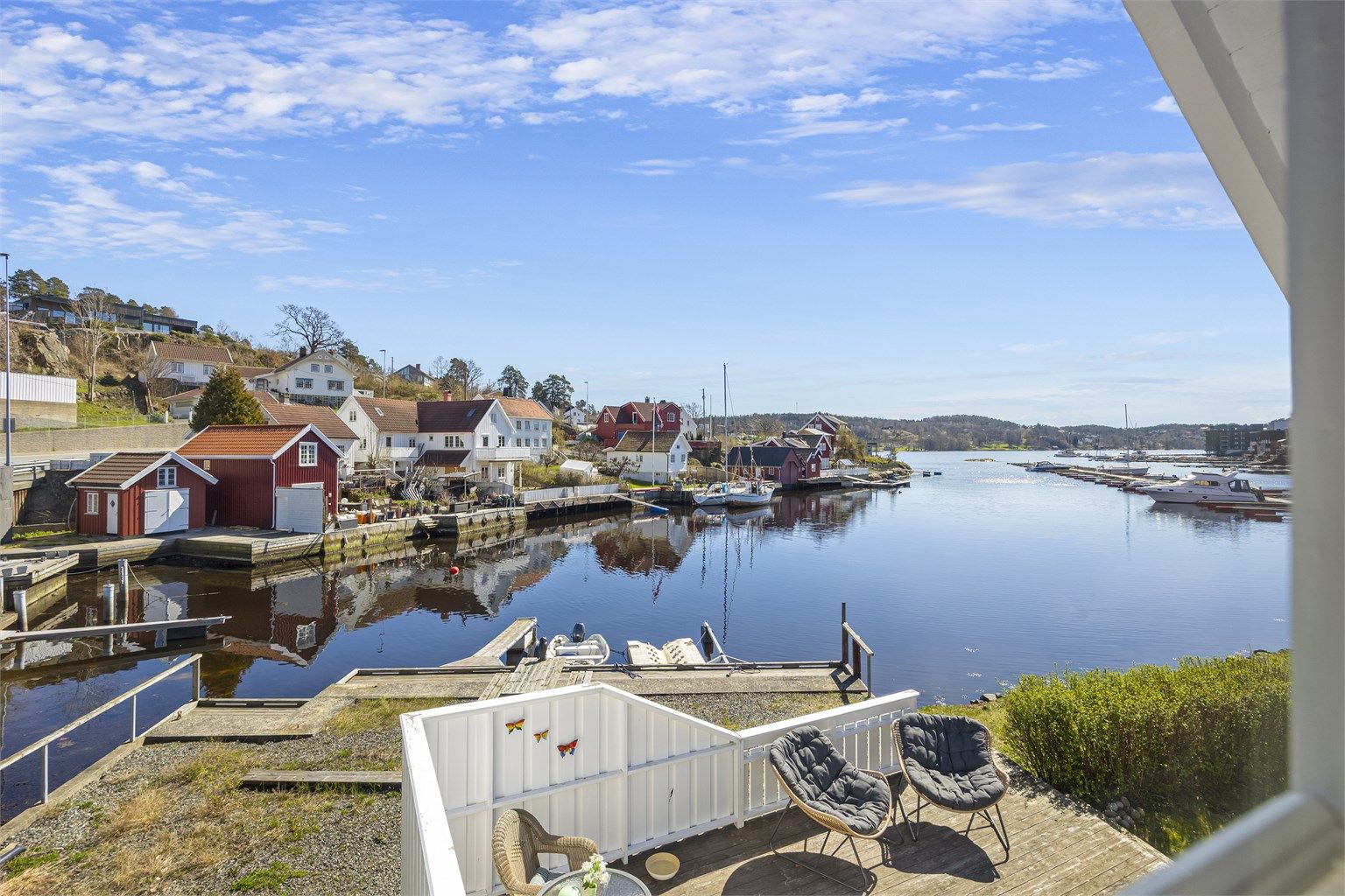 Her bor du i et fredelig område med umiddelbar nærhet til sjøen og gode turmuligheter.