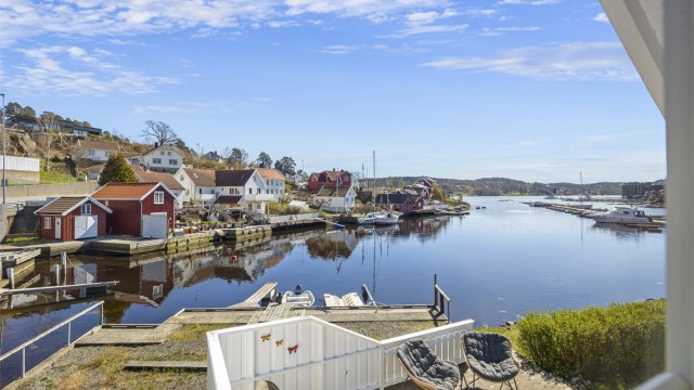 Her bor du i et fredelig område med umiddelbar nærhet til sjøen og gode turmuligheter.