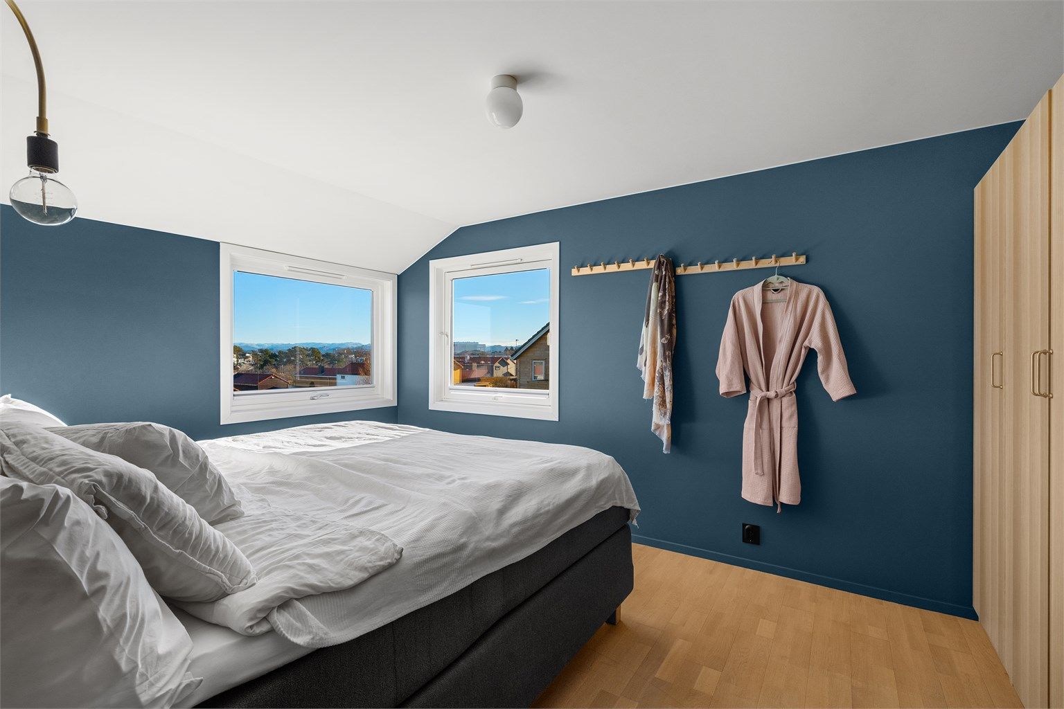 Soverom II brukes som hovedsoverom og har plass til stor seng i tillegg til garderobeskap til oppbevaring. 