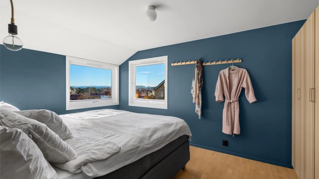Soverom II brukes som hovedsoverom og har plass til stor seng i tillegg til garderobeskap til oppbevaring.
