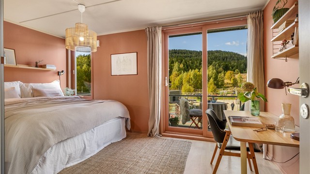 Hovedsoverommet har god størrelse og rikelig med plass til dobbeltseng og tilhørende nattbord