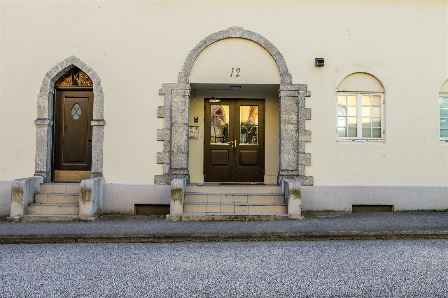 Sjarmerende inngangsparti - det er porttelefon til leilighetene