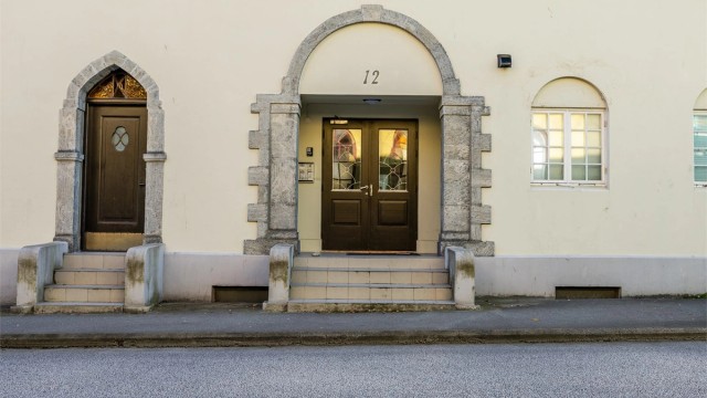 Sjarmerende inngangsparti - det er porttelefon til leilighetene