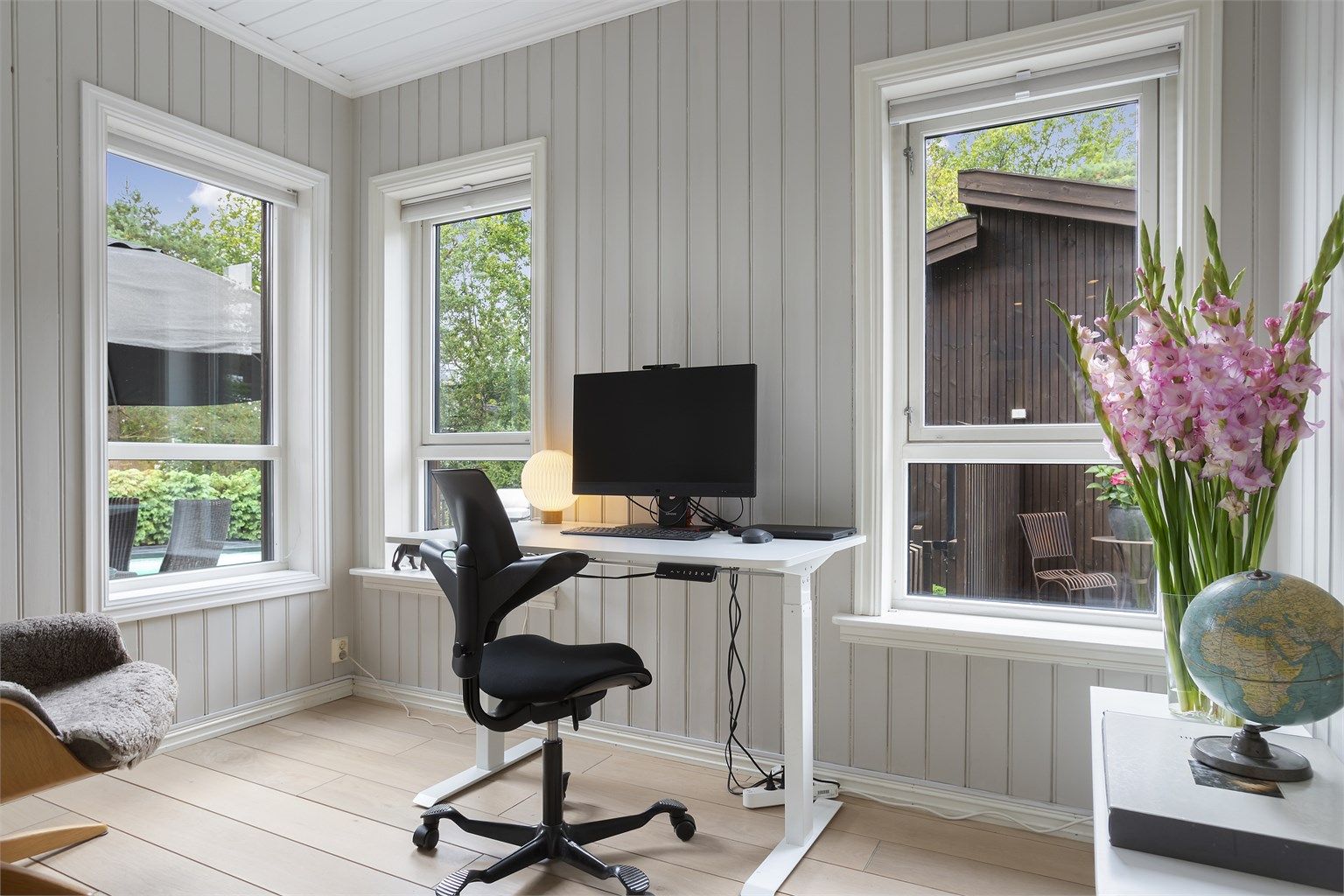 Utsikt mot hagen og bassengområdet fra kontoret.