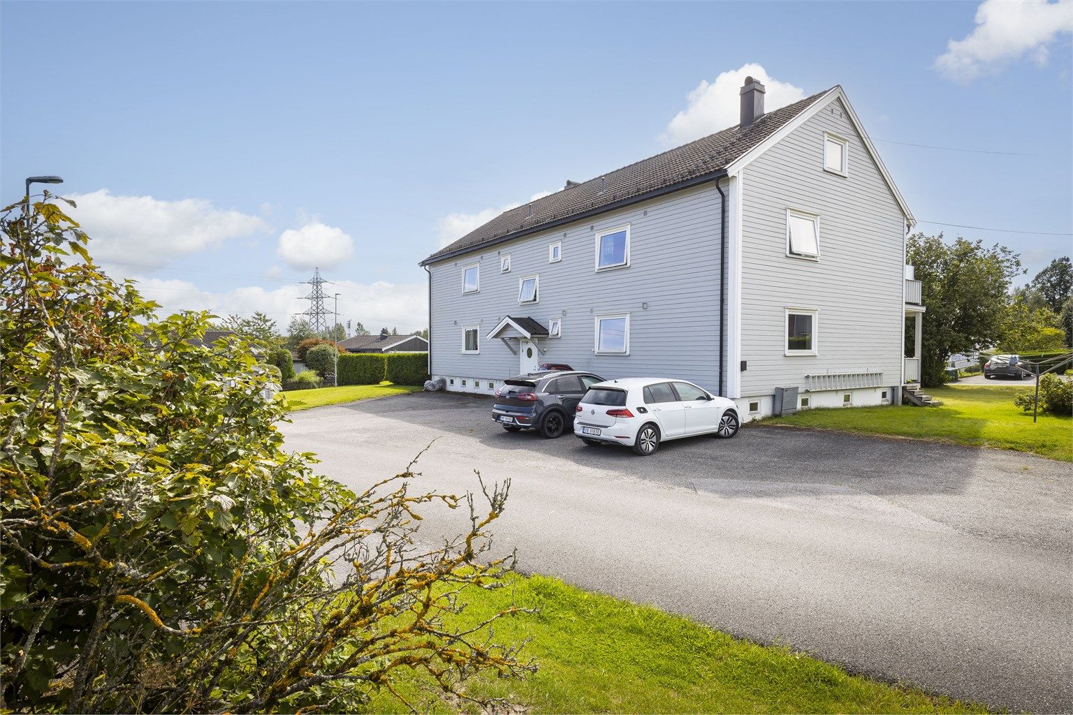 Parkering med el. billader på felles gårdsplass