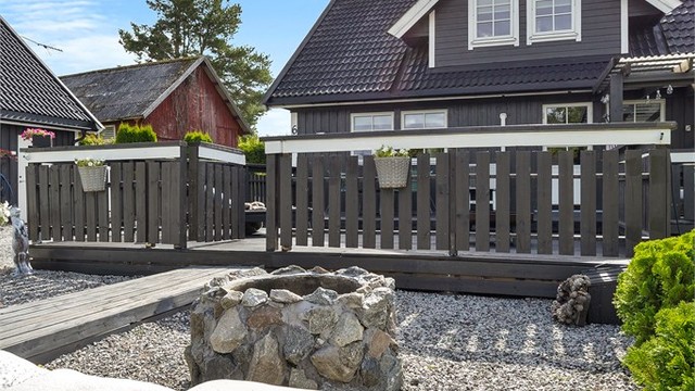Detaljer som skaper en hyggelig ramme rundt uteplassen.