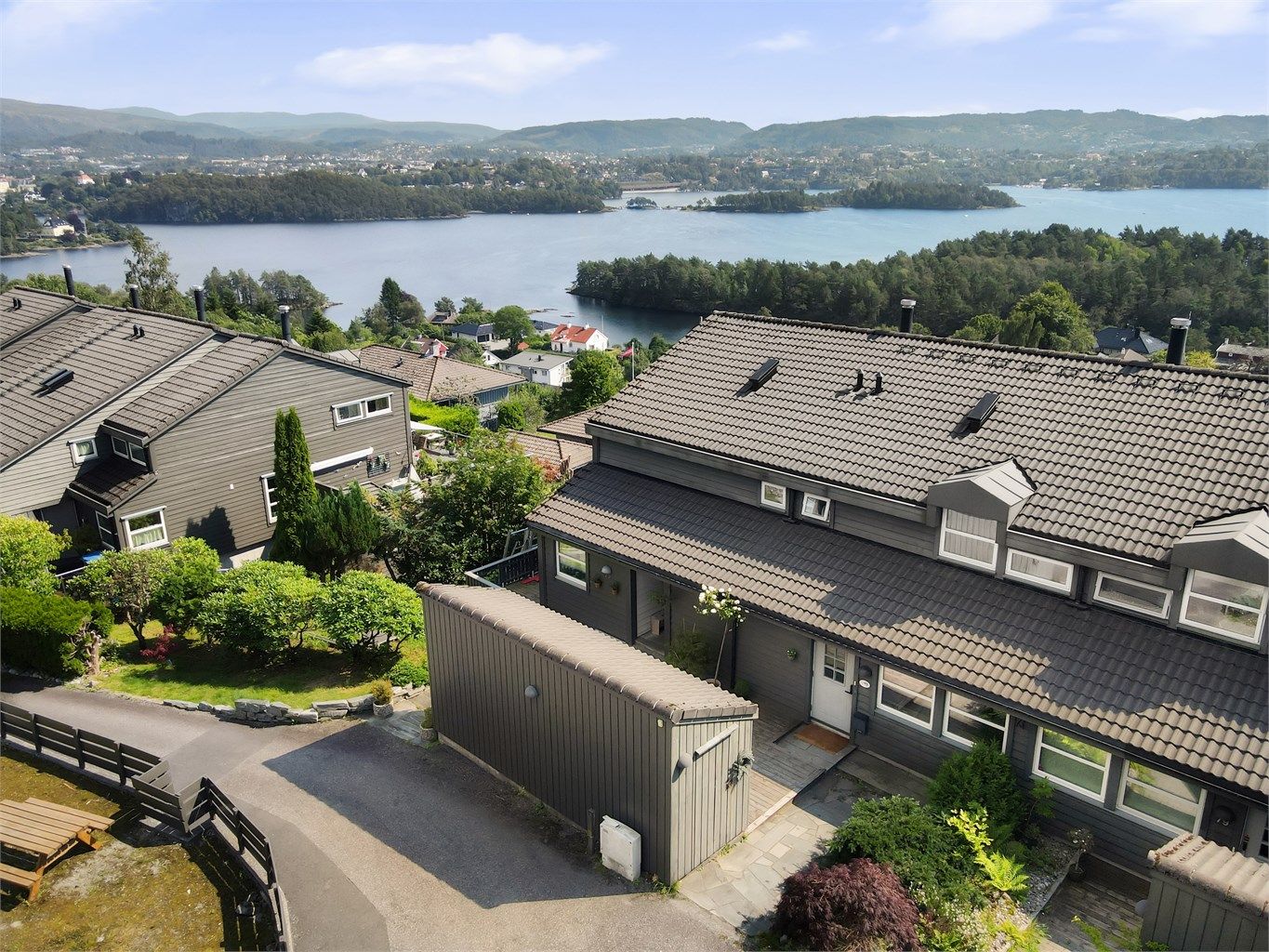 Området er stille og fredelig, og passer perfekt for barnefamilier, godt voksne og unge voksne som ønsker å bo i rolige og trygge omgivelser.