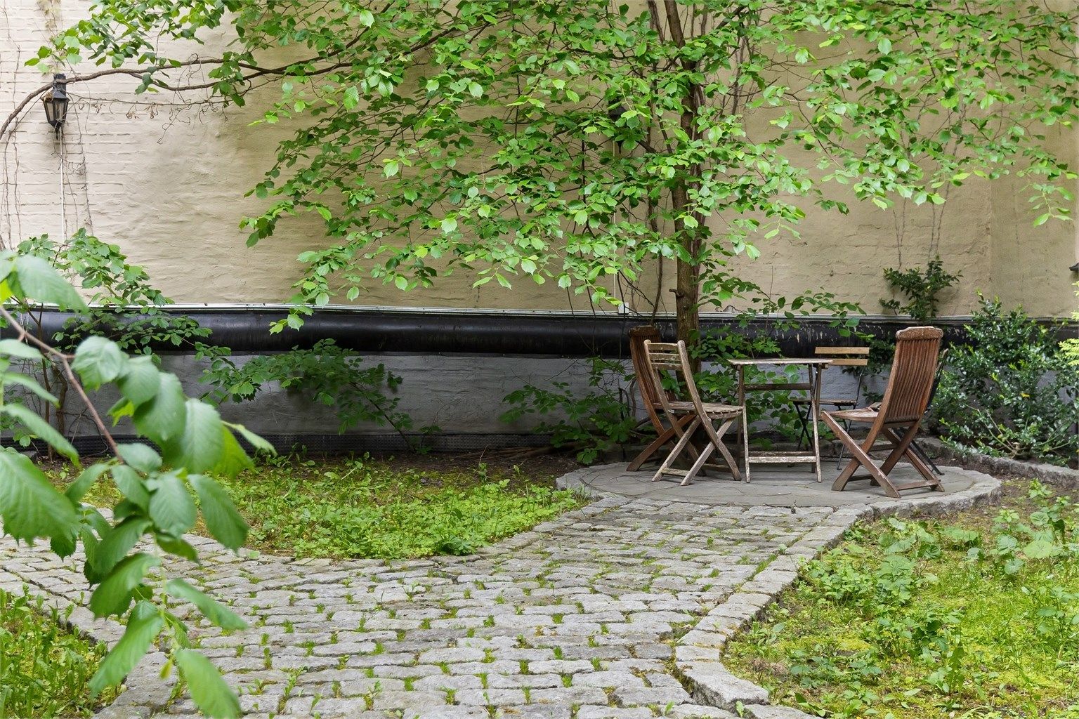 Borettslaget har en hyggelig, felles bakgård med sittegrupper.