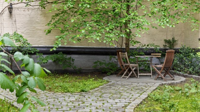 Borettslaget har en hyggelig, felles bakgård med sittegrupper.