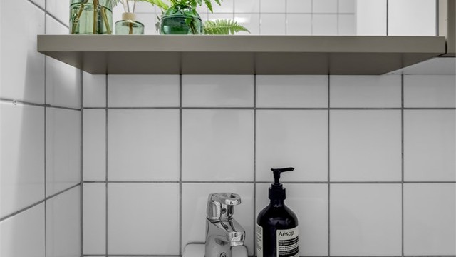 Innredningen består av servantskap med ett-greps armatur, samt vegghengt speilskap med overbelysning.