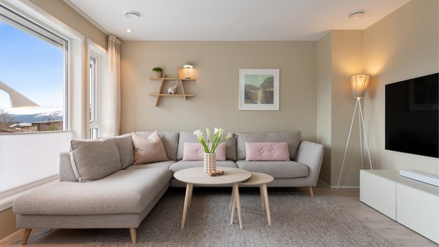 En lun og hyggelig TV-krok i stuen. Belysningen er oppgradert med LED-spotter.