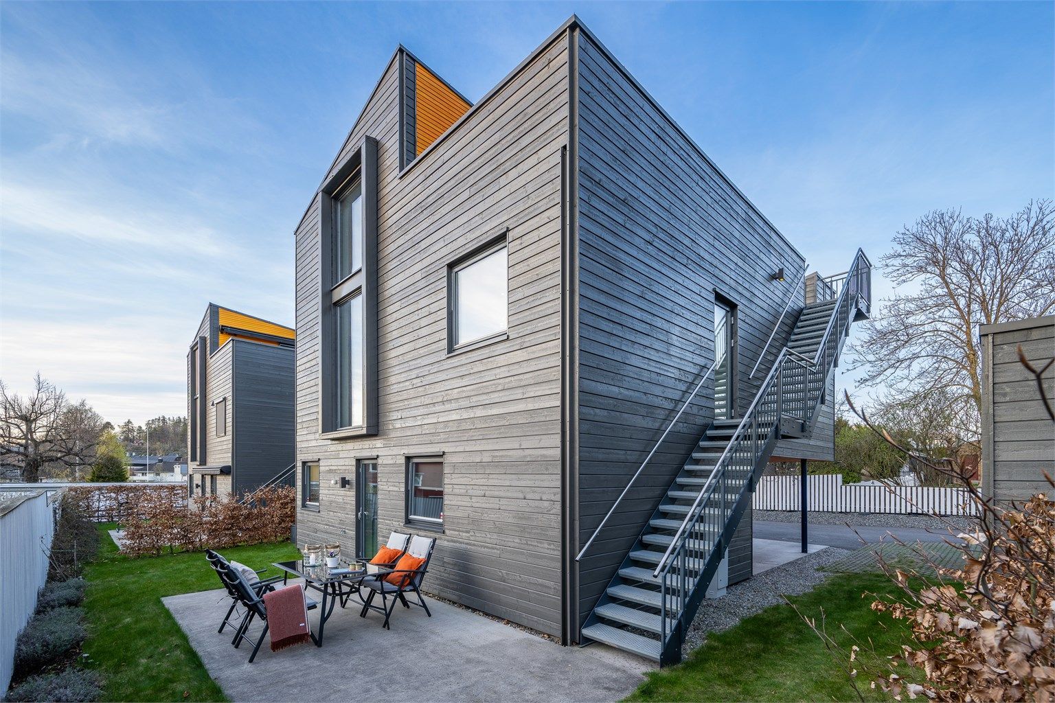 Velkommen til Olav Trygvasons Gate 9B! En arkitekttegnet enebolig fra 2018, oppført med gjennomgående høy standard og en arealeffektiv planløsning for familien.