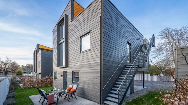 Velkommen til Olav Trygvasons Gate 9B! En arkitekttegnet enebolig fra 2018, oppført med gjennomgående høy standard og en arealeffektiv planløsning for familien.