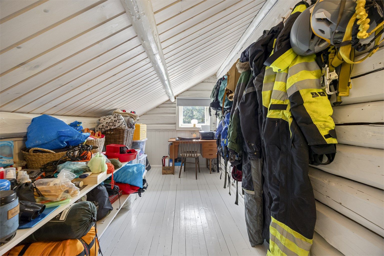 Praktisk bod på loftet for ekstra lagring.