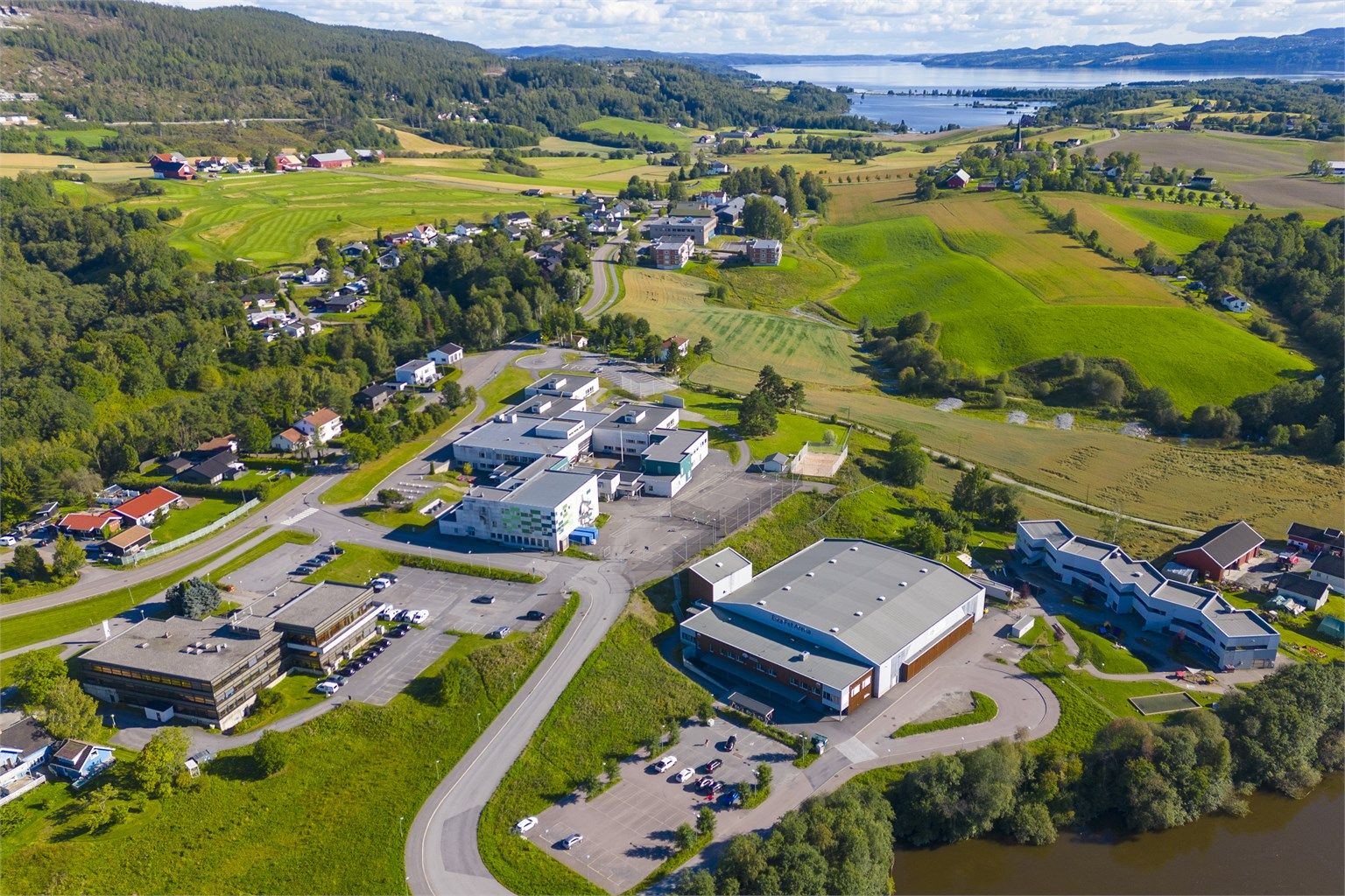 Kort vei til Eika Fet Arena, idrettsanlegg og skoler i Fetsund.