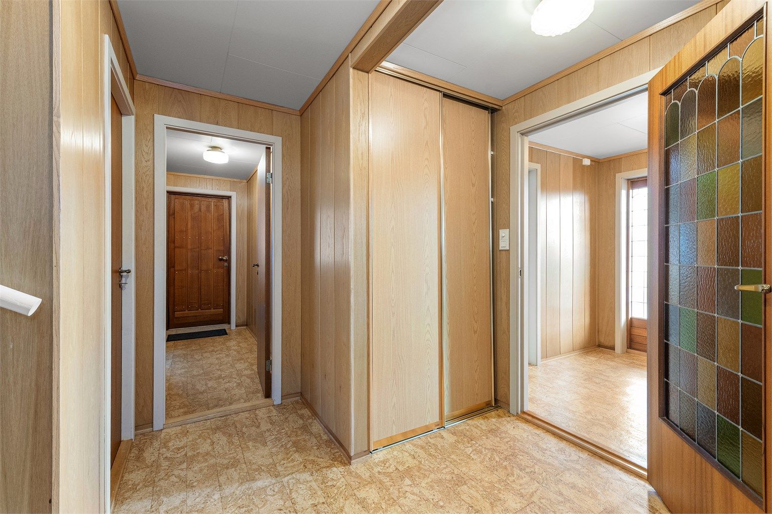 Gang/hall i underetasjen med 2 skyvedørsgarderober