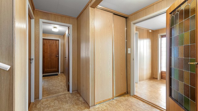 Gang/hall i underetasjen med 2 skyvedørsgarderober