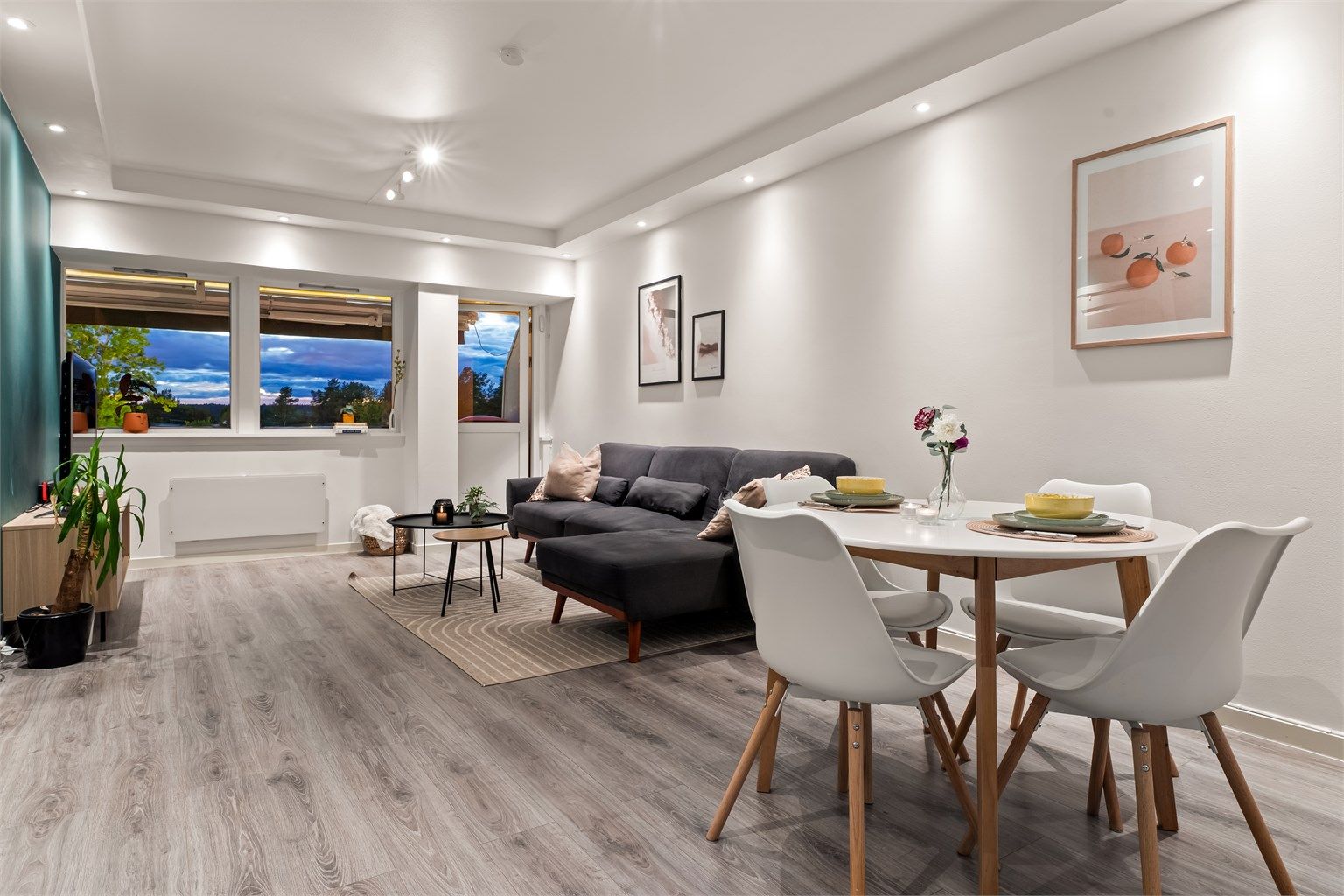 Store vinduer og fritt utsyn gir en fin utsikt fra stuen. Stuen har downlights og spotter som bidrar til en hyggelig atmosfære