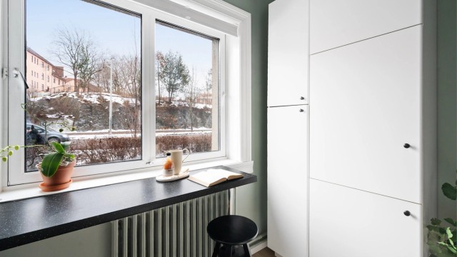 Kjøkkenet har godt med skapplass. Flere har laget et ekstra soverom og flyttet kjøkkenet i stuen.