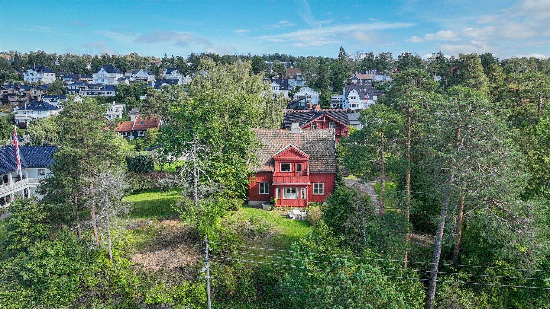 Omgitt av vakre villaer og grønne hager, med kort vei til alt en familie trenger.